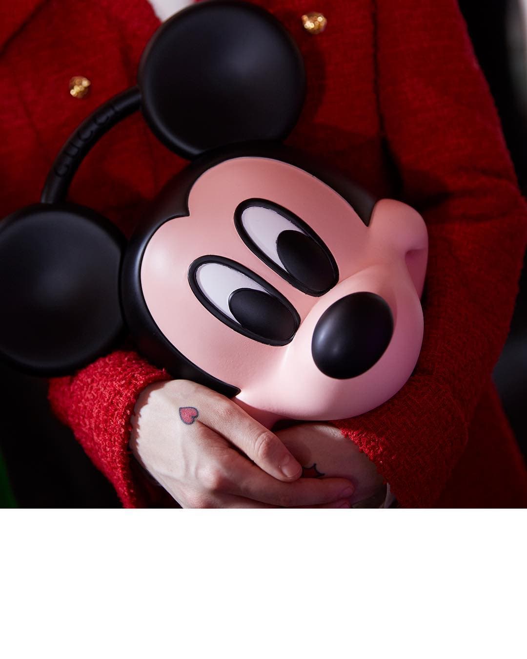 Y es que quién no quisiera viajar con Mickey Mouse a todos lados, por eso la genial de Gucci en este aniversario es todo un acierto