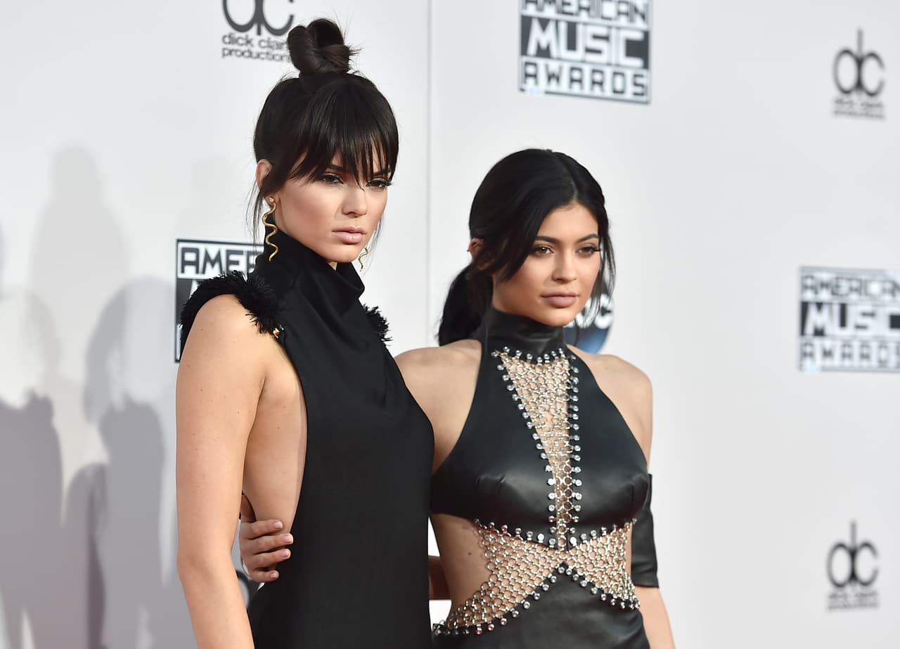 4. Kendall y Kylie Jenner fueron motivo de polémica, ya que aunque al principio se mostraban como amigas de la cantante, en algún momento tuvieron algo con el canadiense, e incluso, lo ayudaban a que tuviera sus escapadas.