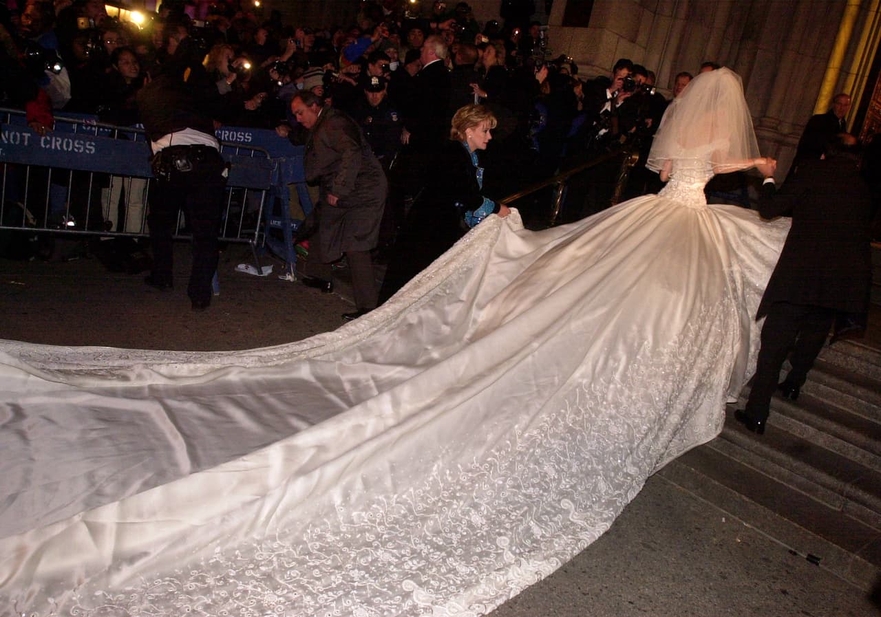 Así, Mitzy se encargó de diseñar un majestuoso vestido blanco de seda que tuvo una cola de 17 metros, lo suficientemente larga para abarcar parte importante de la nave central de la Catedral de San Patricio, donde se celebró la boda religiosa.