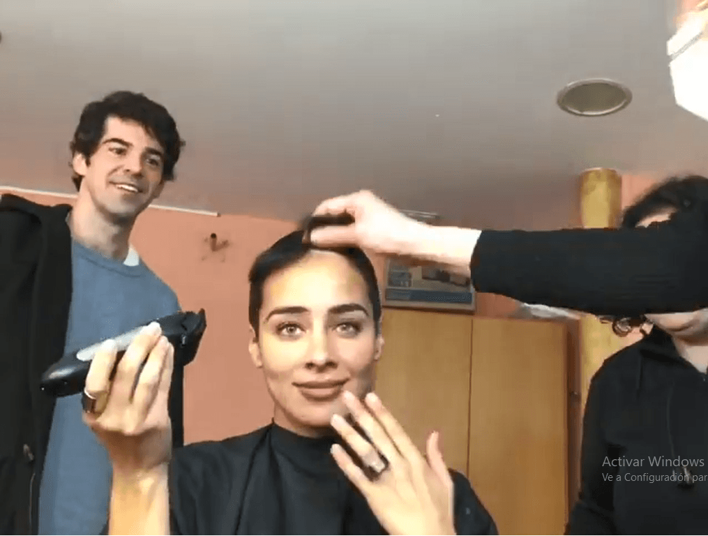 Esmeralda Pimentel se rapa por completo y responde molesta a críticas de varones