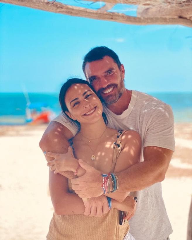 El martes 1 de septiembre, Julián Gil anunció que entraba a quirófano a atender un problema menor en su rodilla. Su hermana mayor, Patty Ramosco, estuvo en el hospital durante su intervención, pero fue Valeria Marín quien tomó el papel de cariñosa enfermera con él.