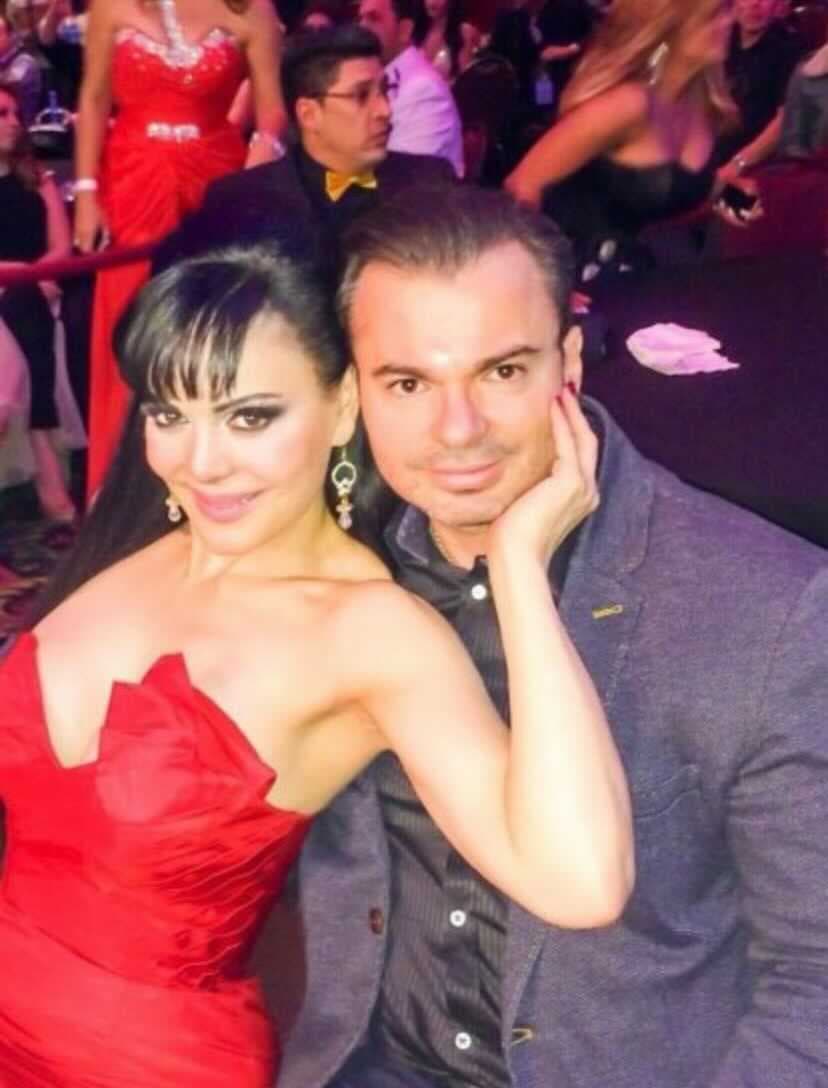 <b>Maribel Guardia</b> sorprendió a sus fans luego de compartir una fotografía junto a su esposo, 
<b>Marco Chacón</b>, con quien lleva más de 23 años, pero lo que impactó fue que, en la imagen, en la que fue tomada hace varios años, la actriz sigue luciendo idéntica.