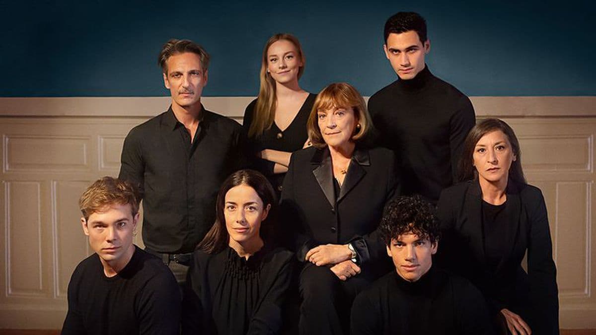 Y hablando del proyecto de Manolo Caro, Alguien tiene que morir estrenará este 16 de octubre. El thriller consta de 3 episodios en el que participan Expósito, Speitzer, la gran Carmen Maura y Cecilia Suárez entre otros.