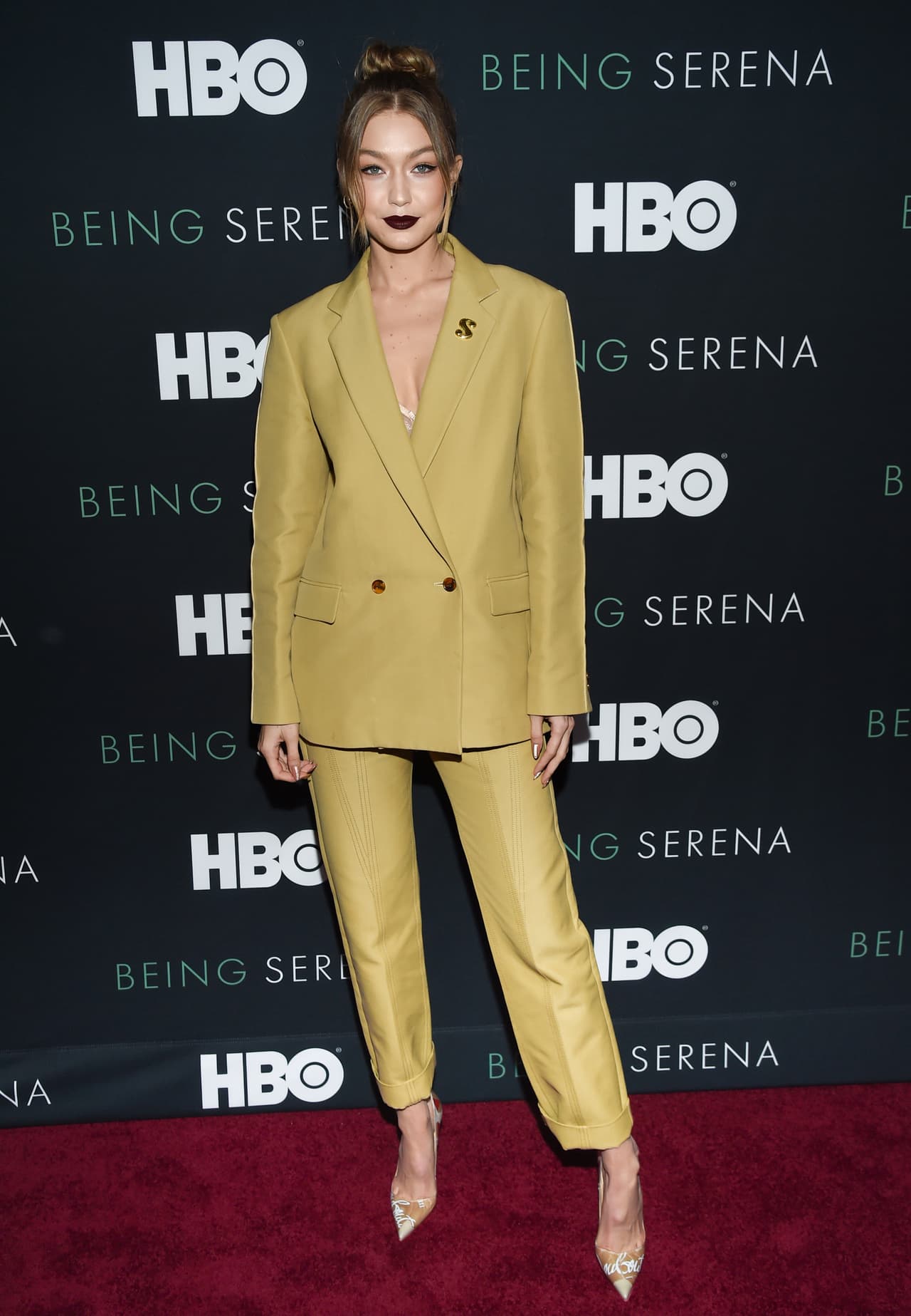 Hemos de recordar que Gigi Hadid, la hermana modelo menor, también ha rockeado un traje amarillo, en una premiere de HBO en Nueva York el año pasado.