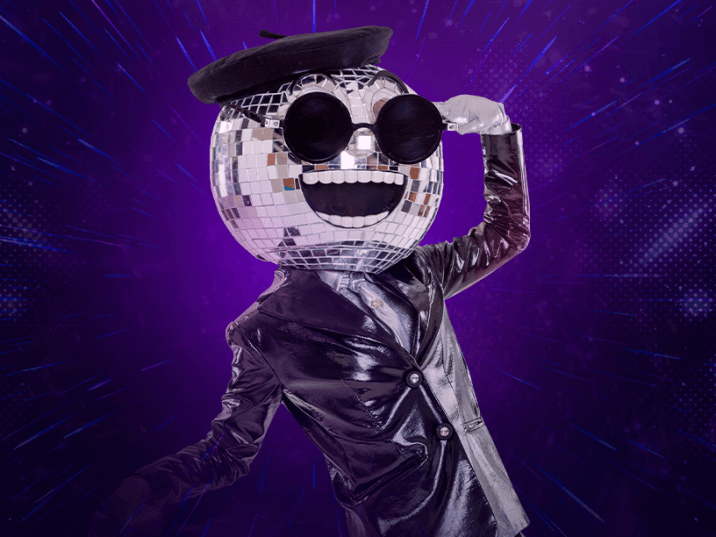 Disco Ball es alegre y alburera. Vive en la oscuridad, pero tan pronto la toca la luz, la refleja por todos lados.