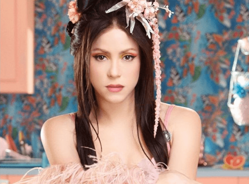 Lacio y color negro, Shakira dejó el güero por primera vez en 20 años para promocionar "Me Gusta", tema que lanzó con Anuel AA para arrancar el 2020.