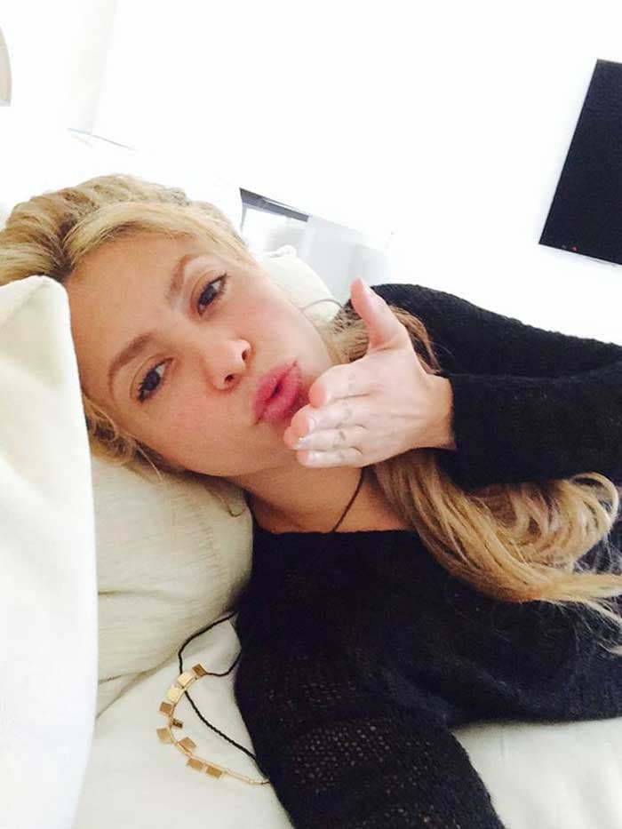 Shak siempre ha sido una mujer simple en el arreglo porque ¿quién necesita más si tiene esa cara y ese cuerpo? Aunque antes de su presentación en el Super Bowl de este año fue criticada por ir a una conferencia en jeans, camiseta y sin mucho maquillaje, después de ese medio tiempo ella dejó en claro quién es la reina latina que más queremos. Lo mejor es que no deja de mantener el mismo perfil natural desde pies descalzos.