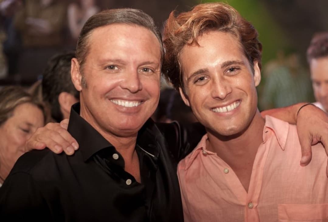Luis Miguel y Diego Boneta posan juntos tras la filmación de su bioserie