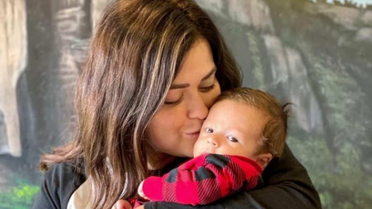 Mariana Echeverría ‘pinta’ de azul el cabello de su hijo y afirma que se ve muy guapo