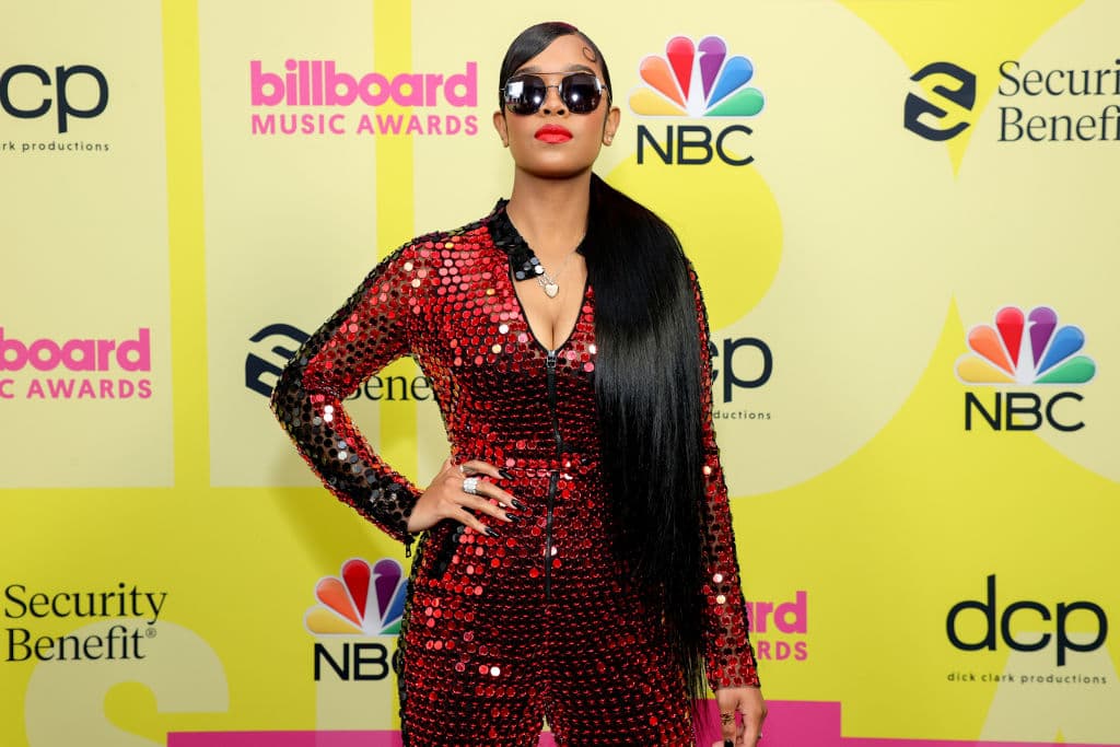 La intérprete de R&B, Her, lució un 
<i>jumpsuit</i> en color rojo y negro con brillantes lentejuelas, el cual es un diseño de Dior.