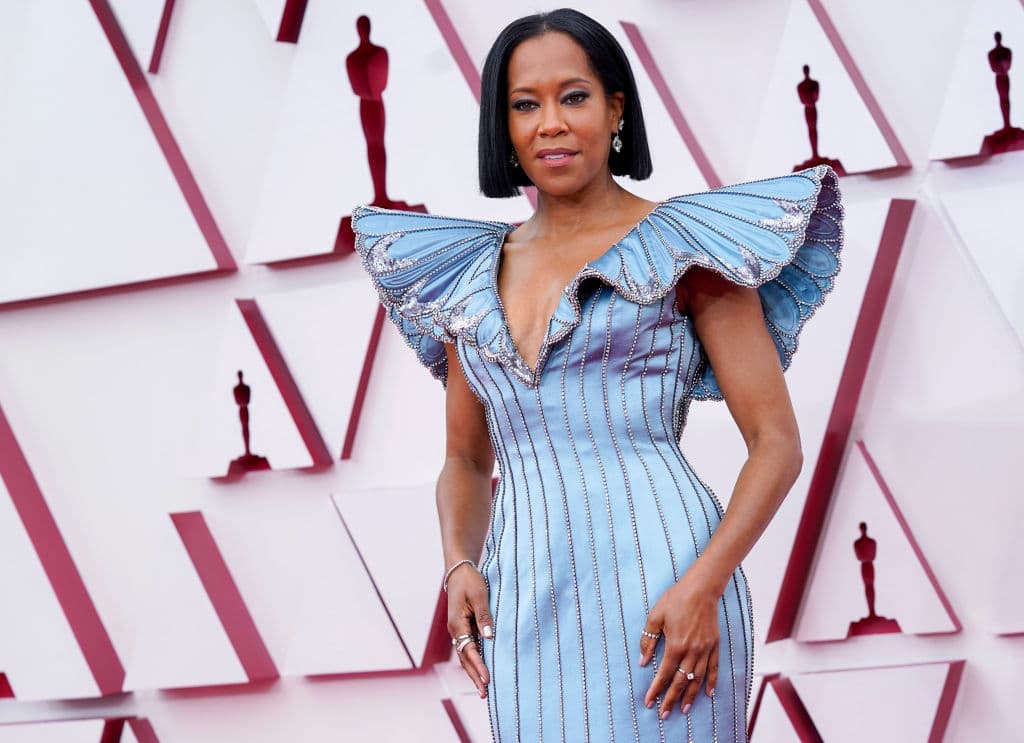 Regina King presentó una de las primeras categorías de la noche en un elegante vestido Louis Vuitton.