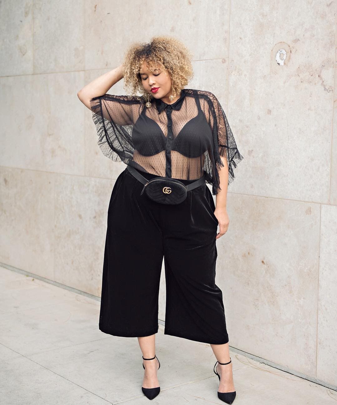 En caso de que te avientes con una blusa, puedes hacer más sutil tu look si usas el top del mismo color que tu transparencia, incluso, puedes agregar una chaqueta para no sentirte tan expuesta