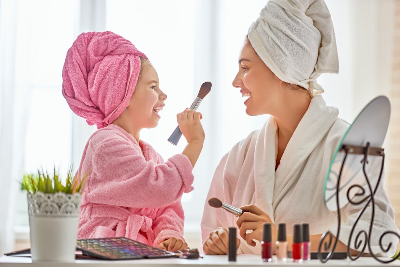 Marcas y laboratorios dedicados a la dermatología, como Eucerin, han comprobado que la piel de los varones es, por lo menos, 20% más gruesa que la de las mujeres, razón suficiente por la cual el cuidado de las pieles femeninas suele resultar, no sólo más específica, sino también costosa.