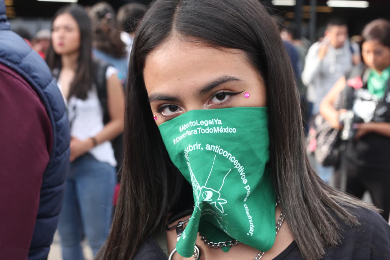 Grupos líderes de la manifestación se mantuvieron al frente de la marcha, solicitando a los hombres que caminaran únicamente detrás de un cordón amarillo; esta fue la regla primordial en la protesta.