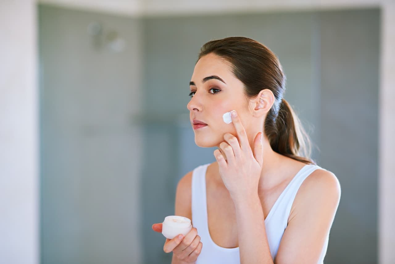 4. Crema de noche. Así como te desmaquillas todas las noches, después de los 30 será necesario que apliques una crema antes de irte a la cama, pues esta permitirá que tu piel se regenere mientras duermes.