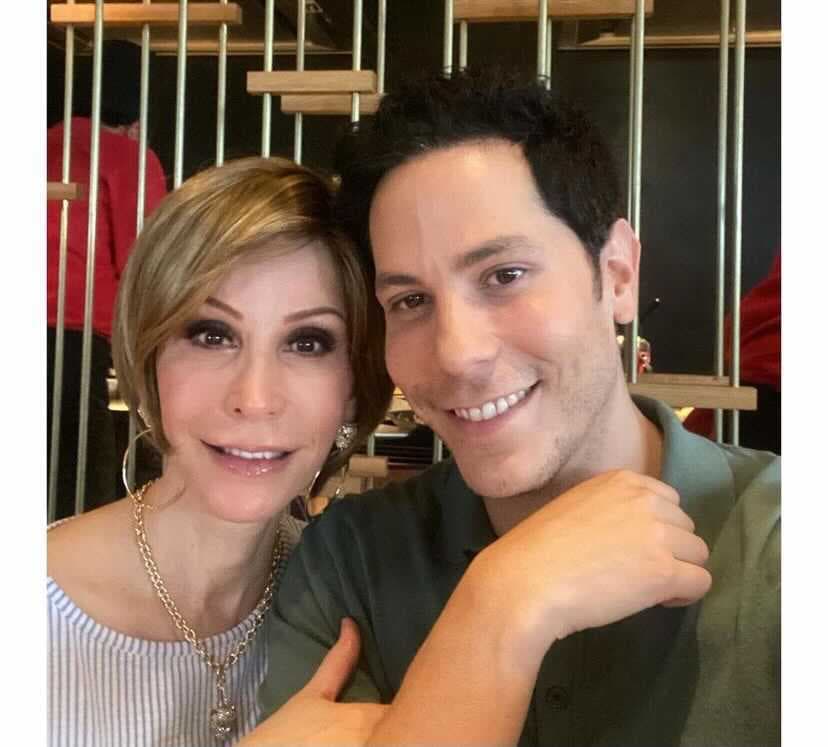 Christian Chávez fue directo al describir a su mamá como la mejor: “Mi Madre mi cómplice, mi musa, mi mejor amiga y mi maestra”.