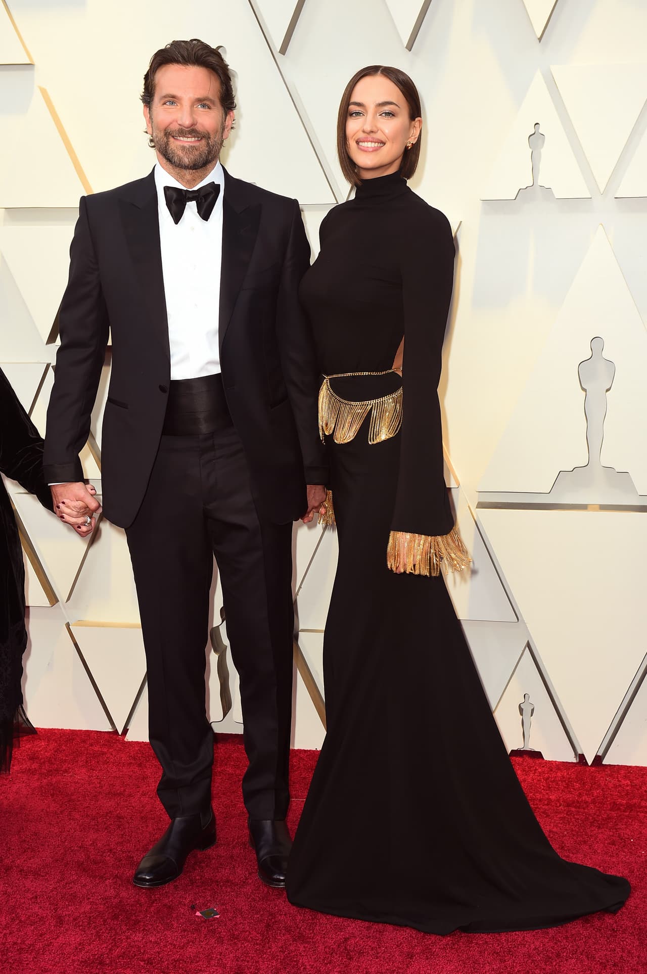 Irina Shayk, que acompañó a su novio Bradley Cooper, portó un vestido Burberry.