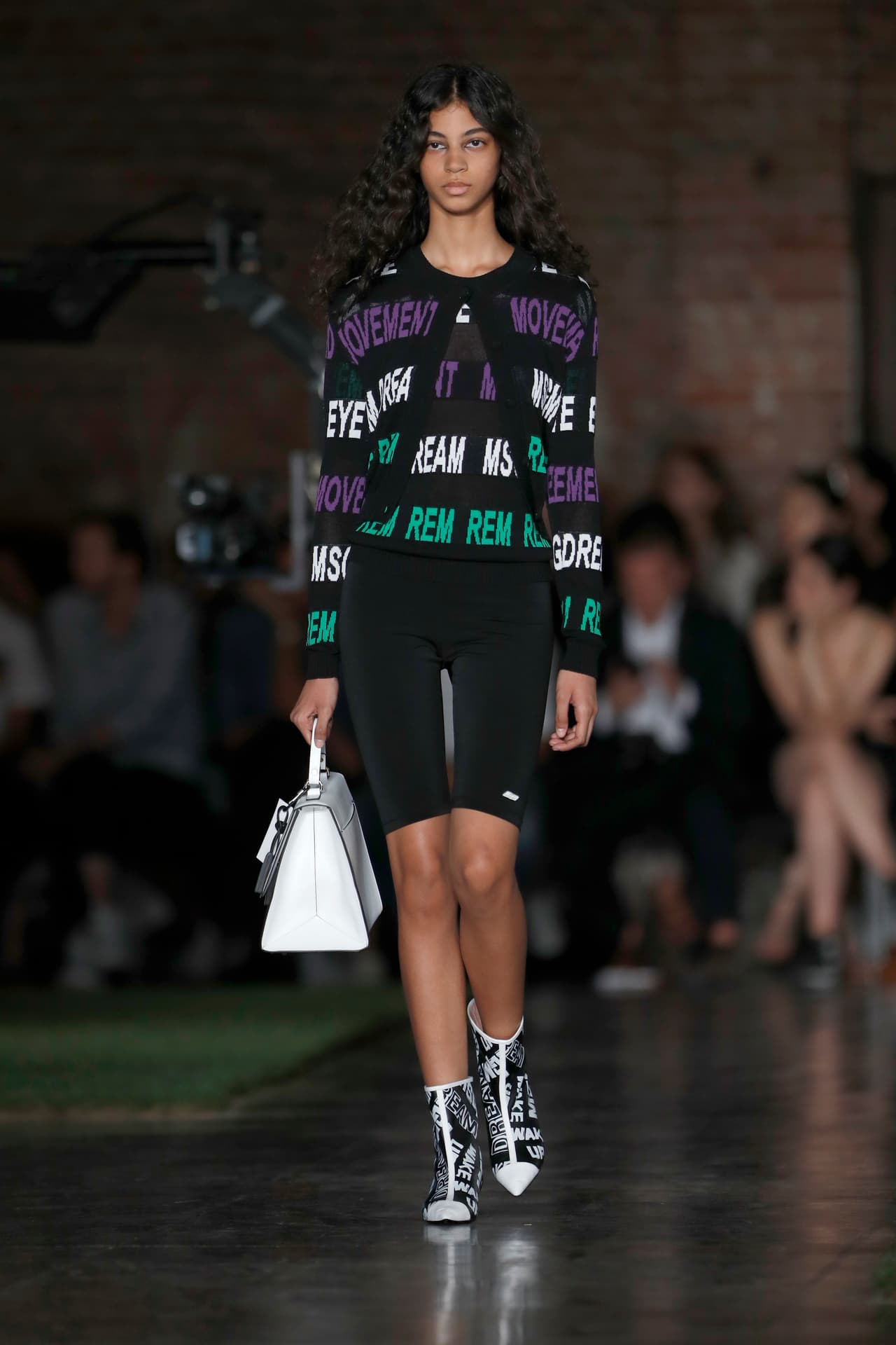 “También puedes darle un toque sporty al outfit con unos tenis súper bold”.