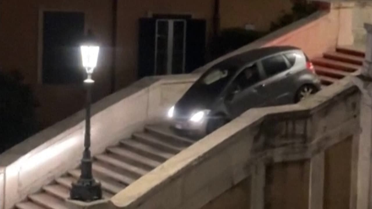 Un hombre de 81 años atasca un auto bajando sobre una famosa escalinata de Roma