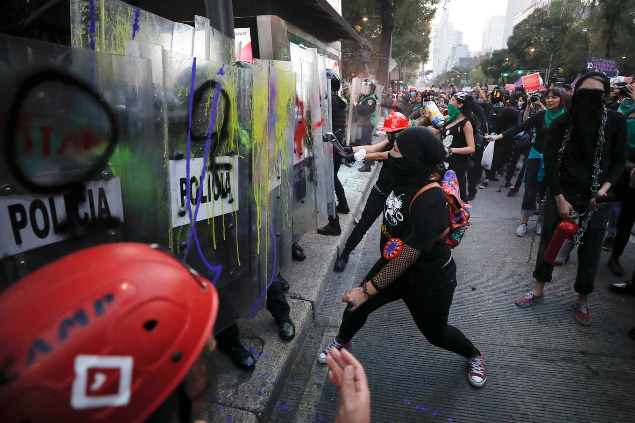 Tal como ocurrió en mitines anteriores, algunas mujeres expresaron su indignación ante esta problemática a través de pintas en las calles, algo que molestó a muchos usuarios en las redes, sin embargo, la respuesta ante las quejas por el estado de los monumentos también ha sido de apoyo, pues los peligros de ser mujer en México han sobrepasado los esfuerzos anteriores por traer atención al tema.