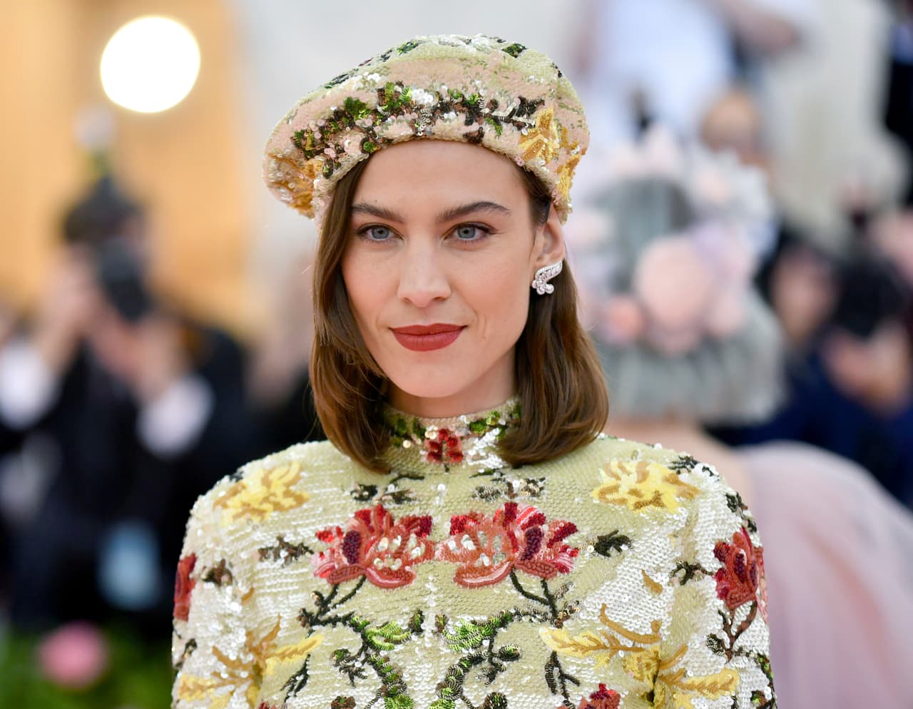Alexa Chung demuestra que también se puede accesorizar con sombreros y diademas este corte.