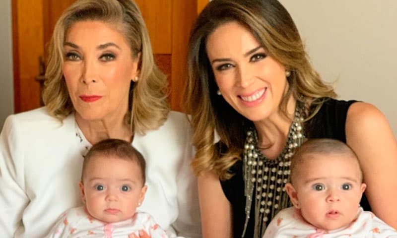 Por otra parte, su madre siempre ha sido un enorme apoyo en su carrera, además de también estar presente como abuela de sus cinco hijas. 
<br>