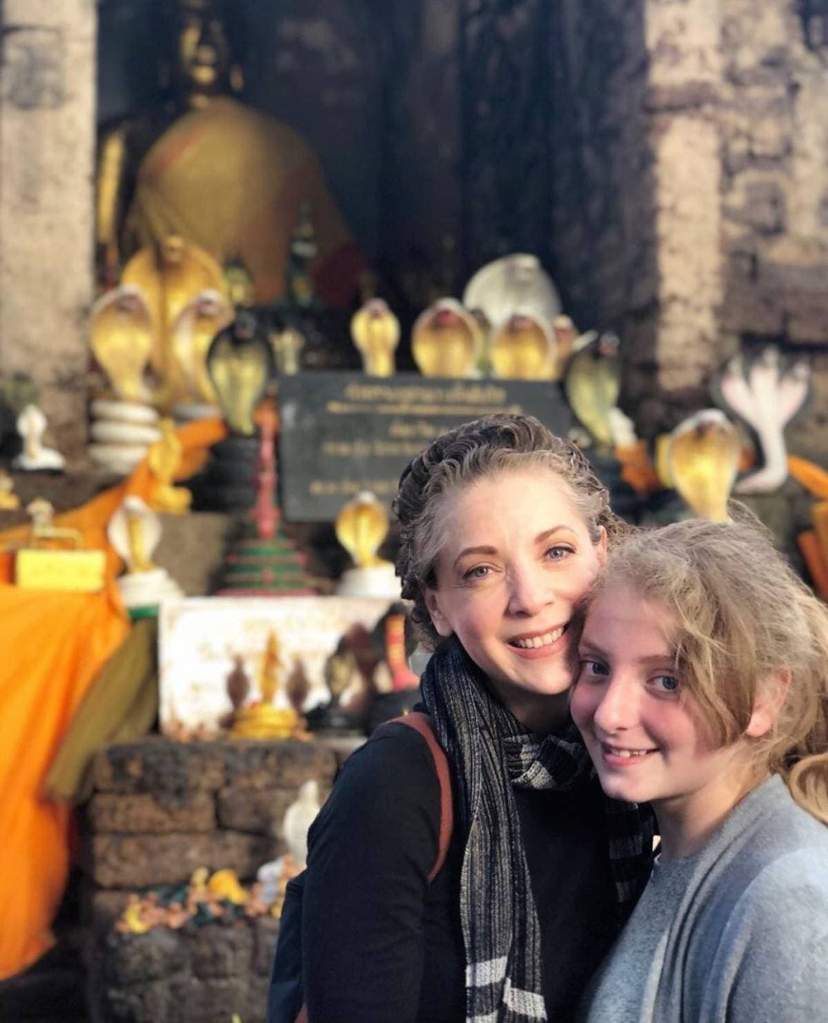 Hija de Edith González posa junto a su papá y su madrastra