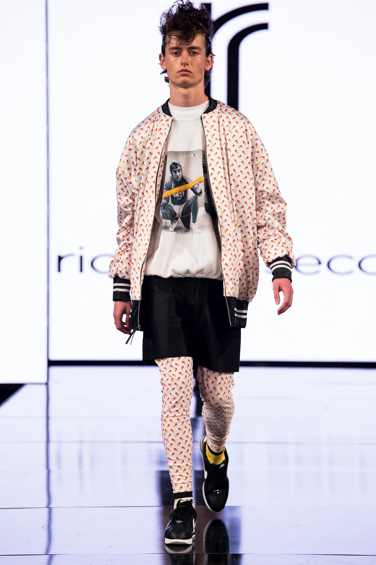 En las propuestas masculinas destacaron las chamarras tipo bomber con estampados llamativos.