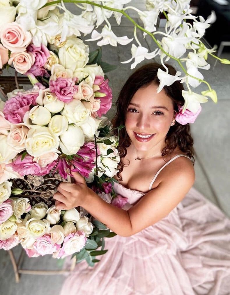 Mía compartió una galería en su Instagram en los que se puede ver un vestido color rosa pálido, donde la parte de arriba era tipo corsé, con una falda de tul. 
<br>