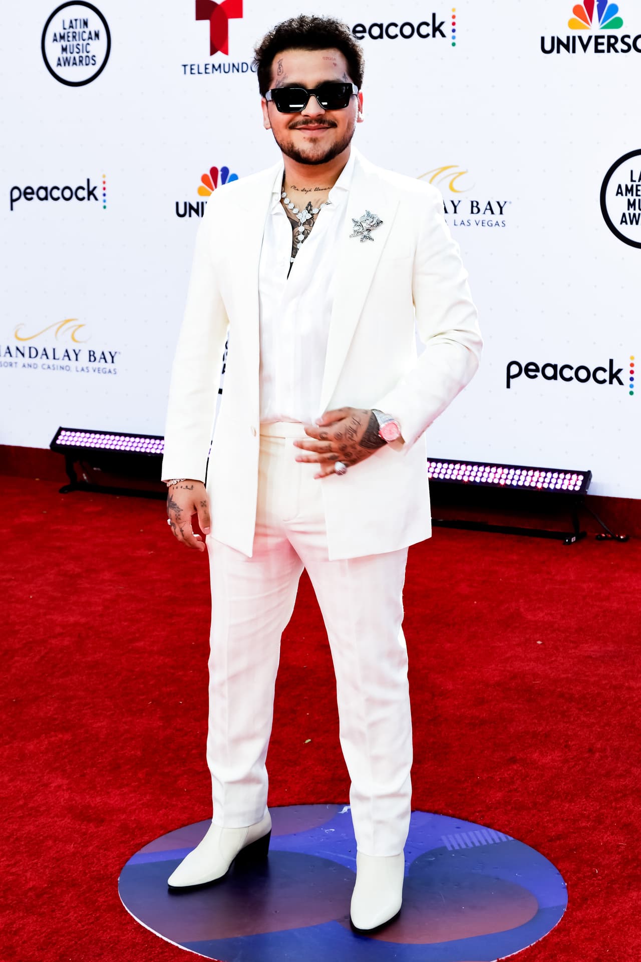 Christian Nodal - Luego de un par de meses de su ruptura con Belinda, el cantante que se llevó a casa tres premios, lució un traje completamente blanco que acompañó con botines del mismo color. Asimismo, no pudieron faltar sus clásicos lentes oscuros y algo de joyería, que en este caso se vio reflejada en el collar de diamantes.