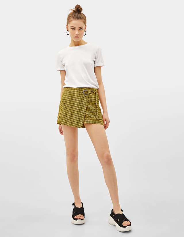 Falda tipo short. Marca: Bershka.