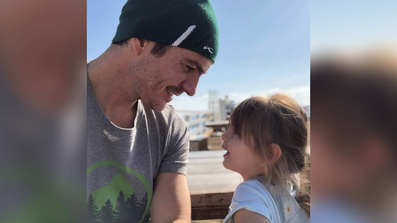 Kailani y su papá, Mauricio Ochmann, se avientan adorable bailecito mientras esperan para entrar al baño