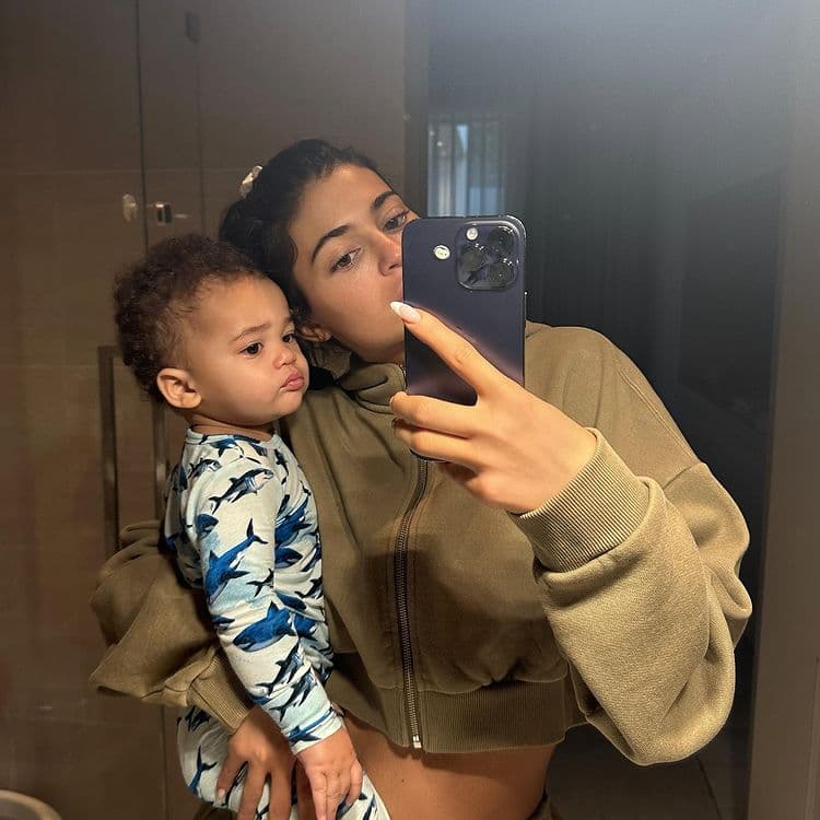 Kylie Jenner con su hijo Aire