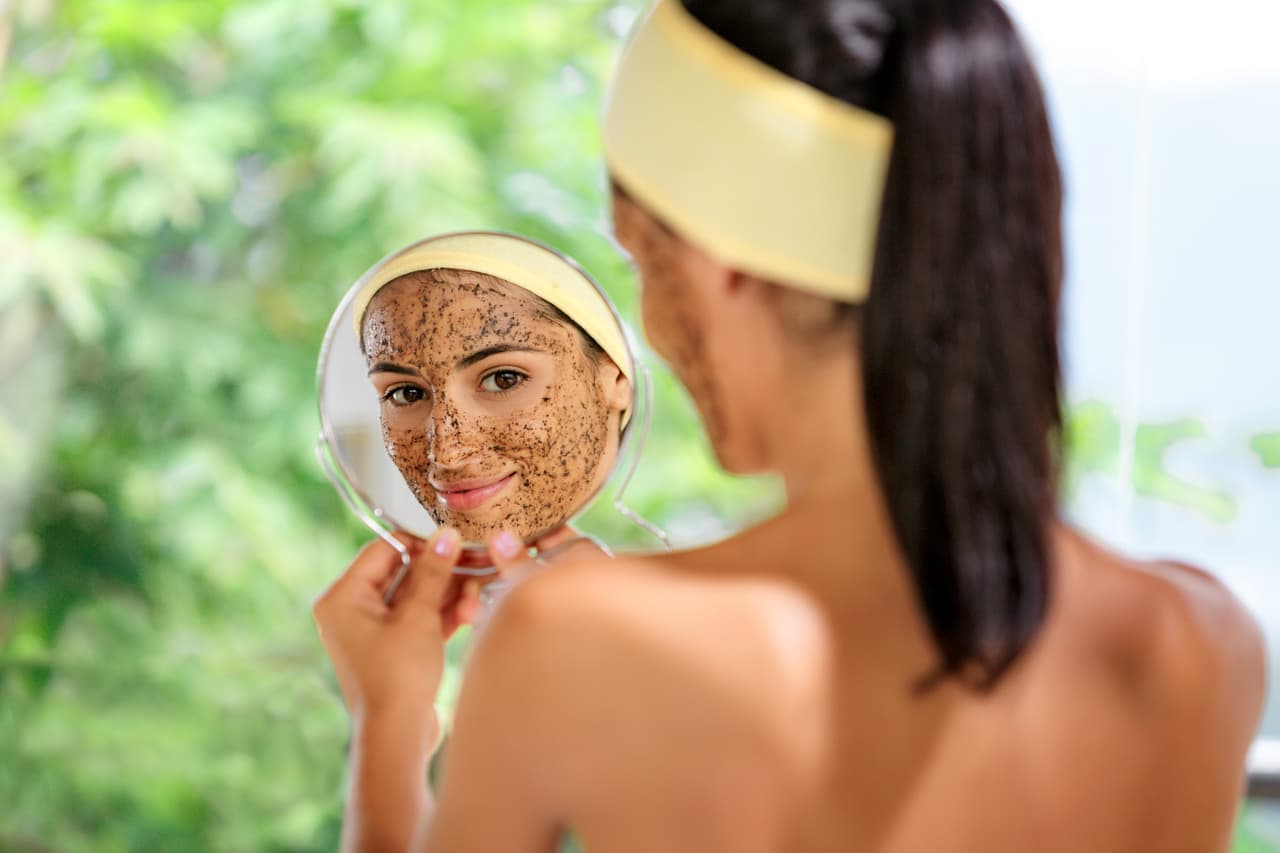 5. Exfoliación. Elimina las células muertas de tu piel con una mascarilla de carbón. Además de prevenir las manchas, también te olvidarás de los molestos granitos. ¡Aplícala una vez a la semana!
