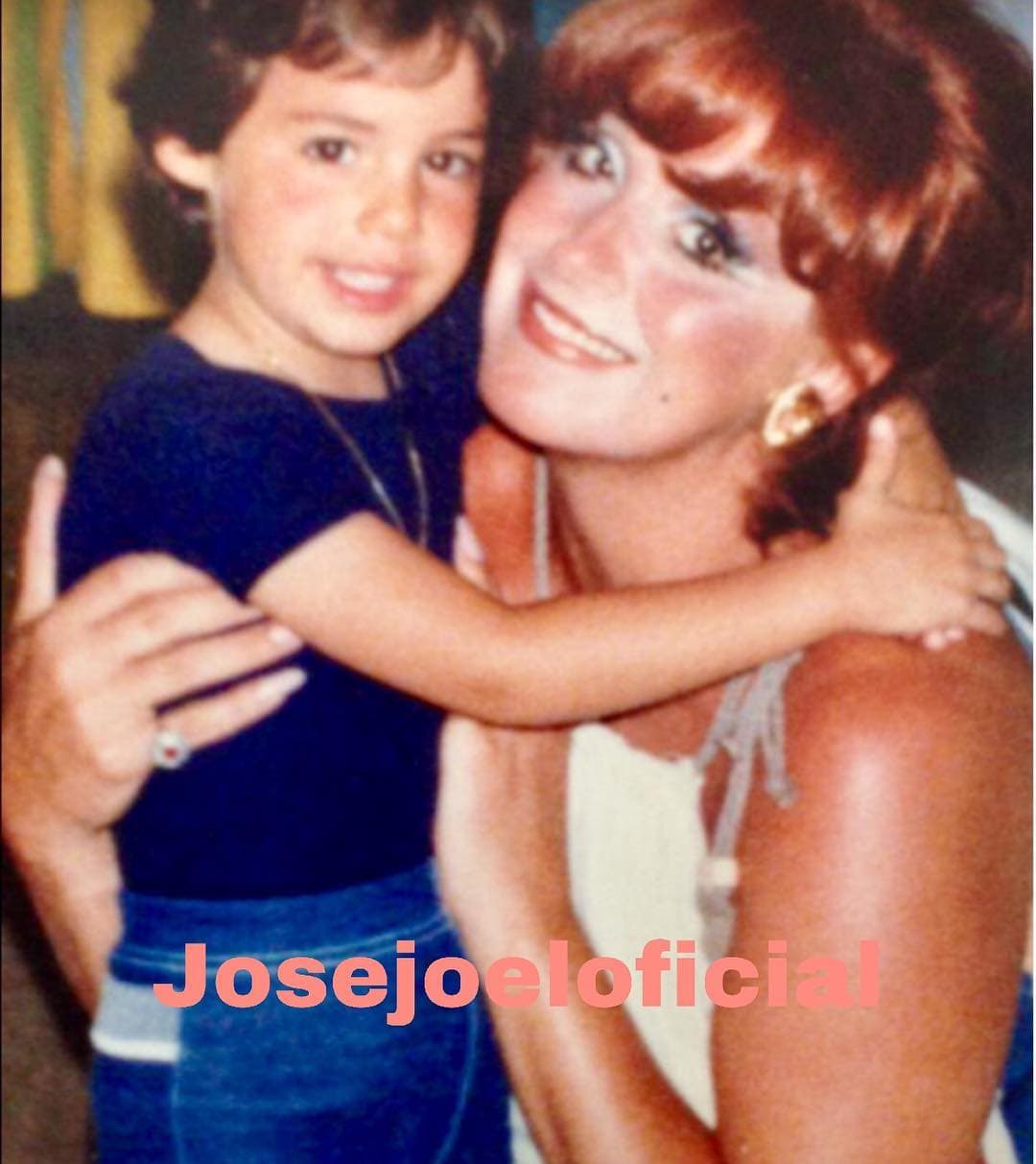 José José y Ana Elena Noreña, mejor conocida como Anel, se casaron en 1970. Tiempo después dieron la bienvenida a su primer hijo, José Joel, quien llegó al mundo el 27 de noviembre de 1975.
