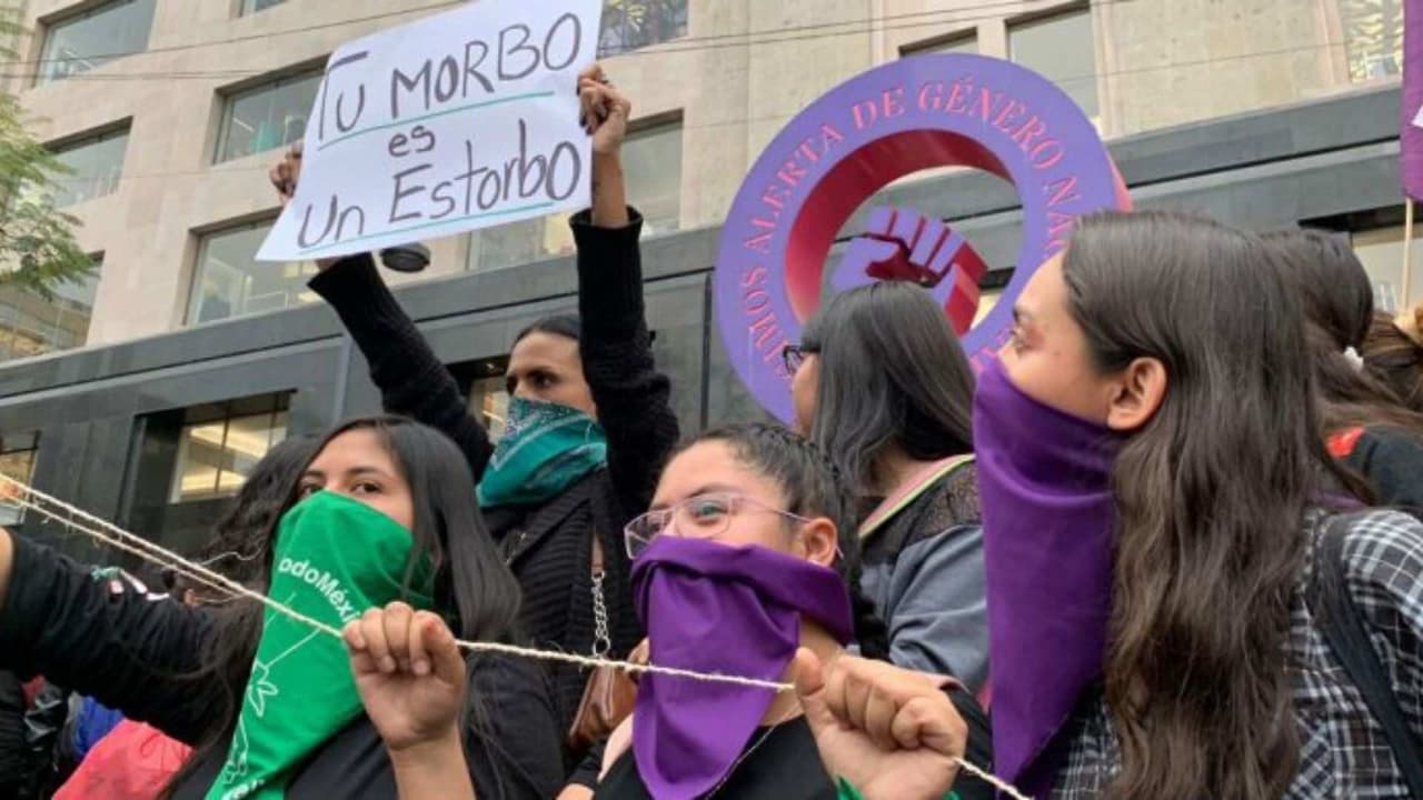 ‘¡Justicia, justicia!’: Mujeres cuentan testimonios de violencia frente a la Alameda Central en la marcha del 8 de marzo