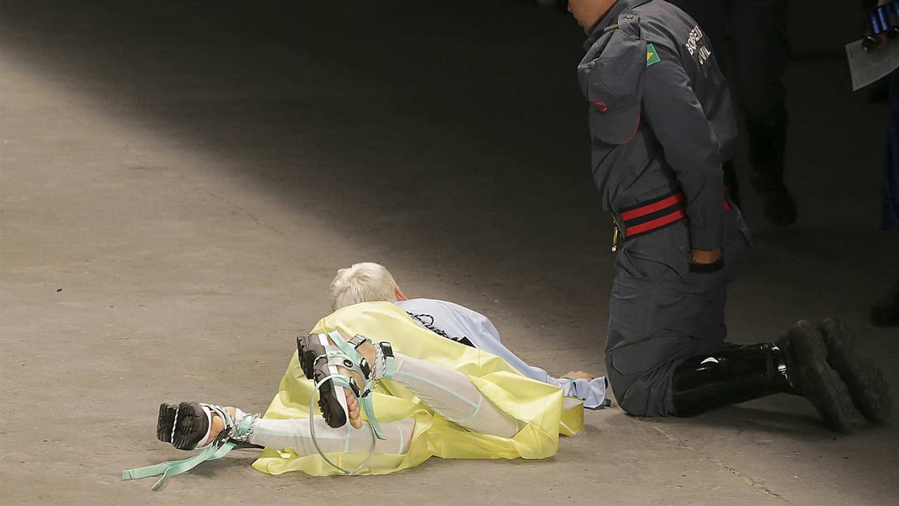 Modelo se desmaya en pasarela y muere