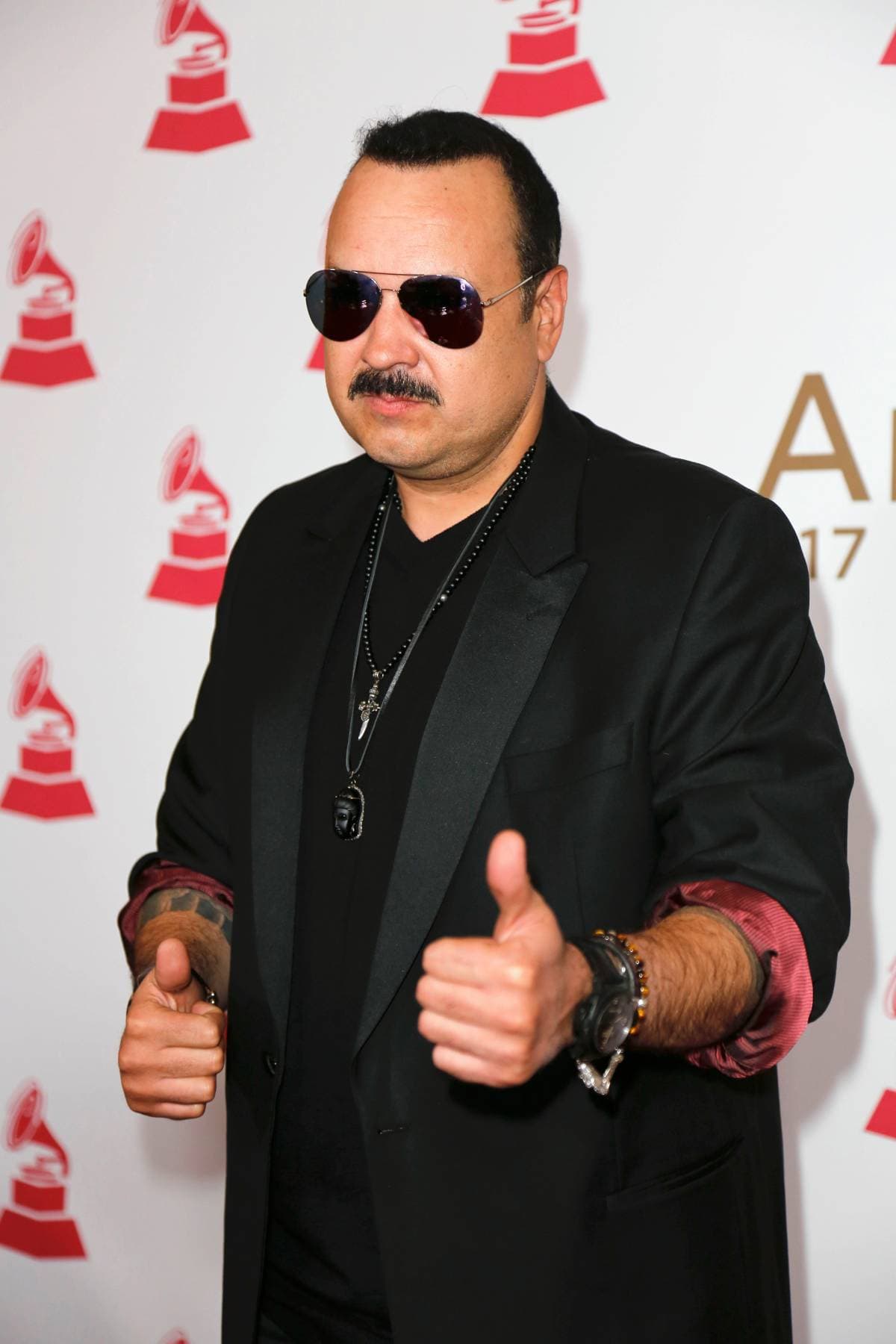 Pepe Aguilar se convertirá en abuelo