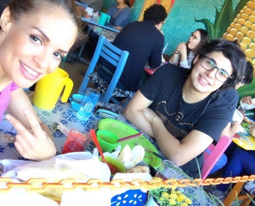 Sin duda, se puede ver la excelente relación que tiene Alma con su hijo y con la novia de él.