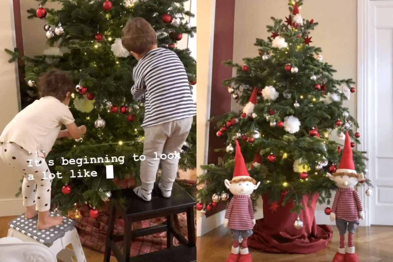 Hijos de ludwika Paleta la ayudan a decorar el pino de Navidad