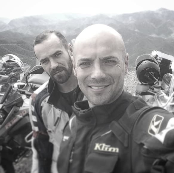 Javier y Jorge Poza, los dos son conocidos en el medio pero se dedican a dos cosas diferentes. Javier es un periodista que, durante años, nos ha mantenido informados a través de su programa de radio y televisión. Jorge también ha sido presentador, pero principalmente es conocido sus papeles en telenovelas mexicanas.
