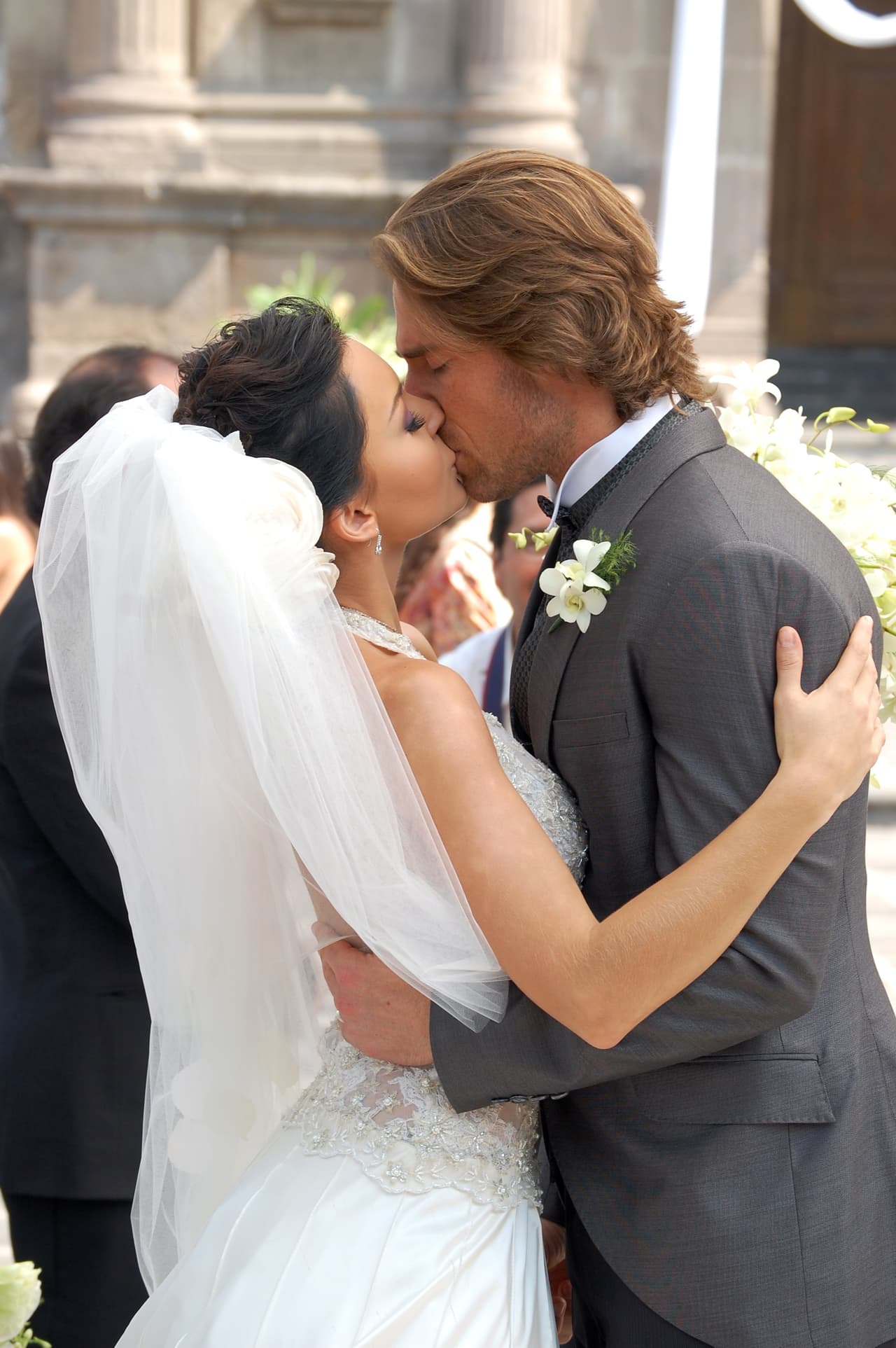 La primera “boda” del galán con su actual novia, 
<b>Angelique Boyer</b>, fue en la telenovela ‘Teresa’. En ese momento, en el 2010, no eran pareja. 
<br>
<br>Por tener un mejor estatus social, Teresa conquista al profesor Arturo de la Barrera y se casan, aunque ella estaba enamorada de Mariano (Aarón Díaz).