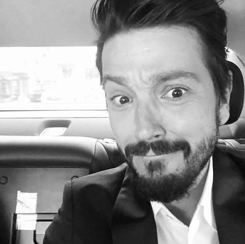 La carrera de Diego Luna comenzó desde muy pequeño con su primera aparición como protagonista de la telenovela ‘El abuelo y yo’ de (1991-1992), a la par que su carrera cinematográfica comenzaba con ‘El último fin de año’ (1991). 
<br>
<br>Diez años más tarde, y luego de pequeños papeles en telenovelas como ‘Ángeles sin paraíso’ y ‘El amor de mi vida’, Diego se catapultó a la fama en el 2001 con ‘Y tu mamá también’, donde compartió créditos con Gael García Bernal. 
<br>
<br>En tiempos recientes, Diego ha sido reconocido por la industria de Hollywood, otorgándole papeles en filmes como ‘Rogue One: Una historia de Star Wars’ (2016) ‘Flatliners’ (2017), ‘A rainy day in New York’. Y para la televisión, encarnando al narcotraficante Miguel Ángel Félix Gallardo, en la serie ‘Narcos, México’. 
<br>