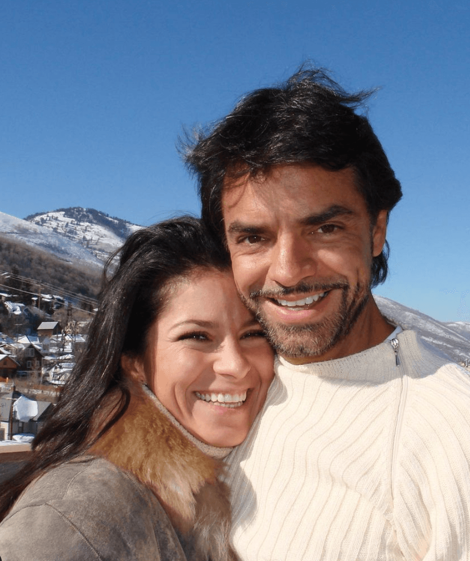 En un episodio especial de la serie ‘Vecinos’, Eugenio Derbez invitó a Alessandra Rosaldo a participar, en el 2005, y ahí se dio el flechazo. 
<br>
<br>En una entrevista para el programa ‘Hoy’, la cantante aseguró que ahí se enamoraron: “fue amor a primera vista”. 
<br>
<br>Comenzaron a salir en el 2006 y el próximo 27 de marzo cumplirán 15 años juntos y el 30 de marzo, 9 de casados. Son muy felices junto a la hija que procrearon, Aitana de 7.