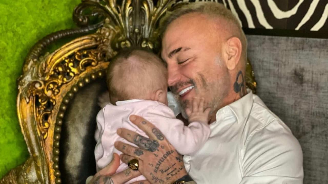 La dulce manera en la que Gianluca Vacchi carga su bebita entre sus brazos