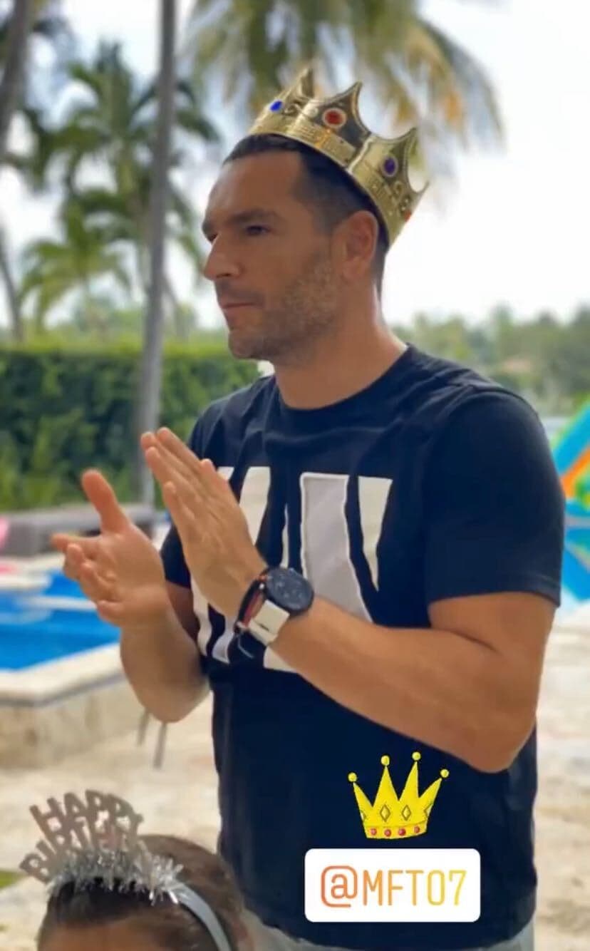 El rey de la casa, Martín, también se vio entre las stories de Jacky, muy contento con su corona y rodeado de sus princesas.