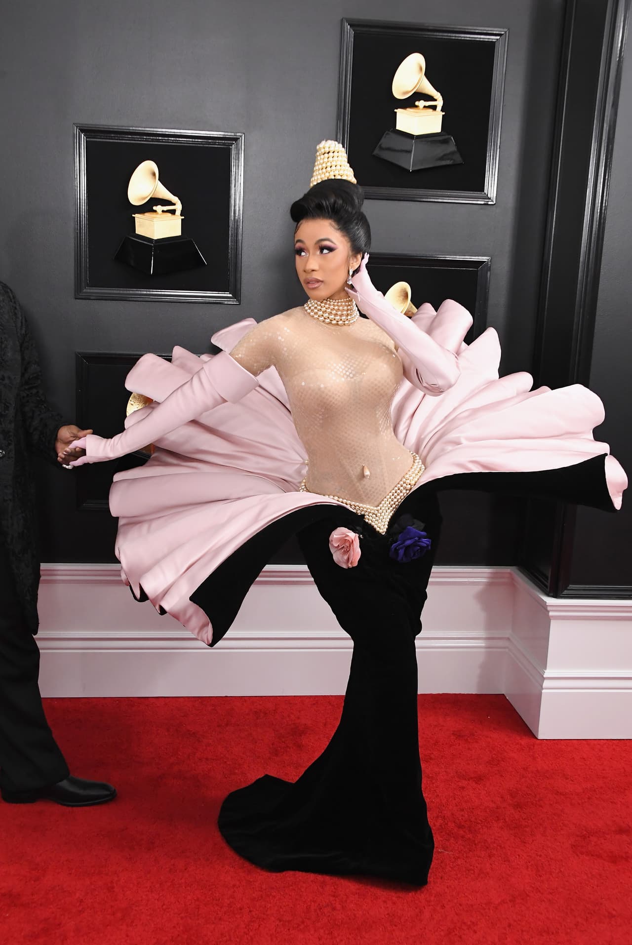 Reviviendo uno de los look 
<i>vintage </i>más divertidos en la moda, Cardi B sorprendió a más de un asistente a la edición del 2019 con este increíble vestido de Mugler.