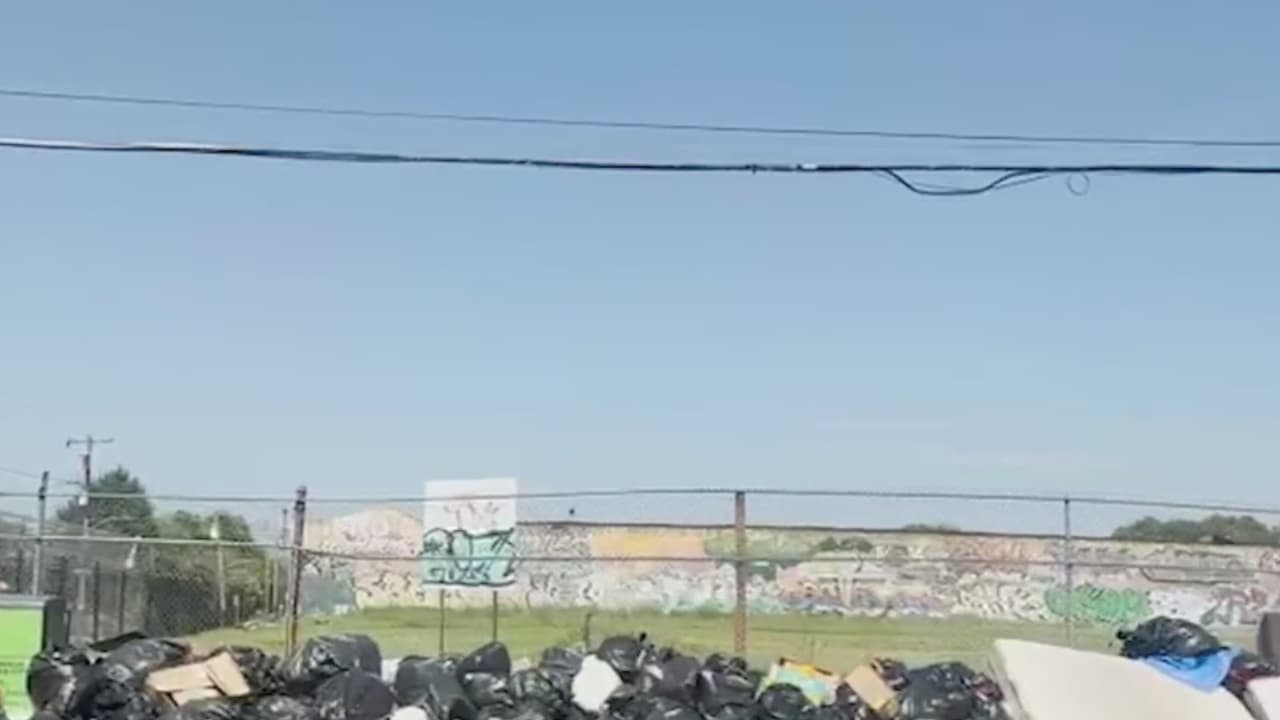 “No se puede vivir así”: piden fin de la huelga en Filadelfia; la basura se desborda en las calles