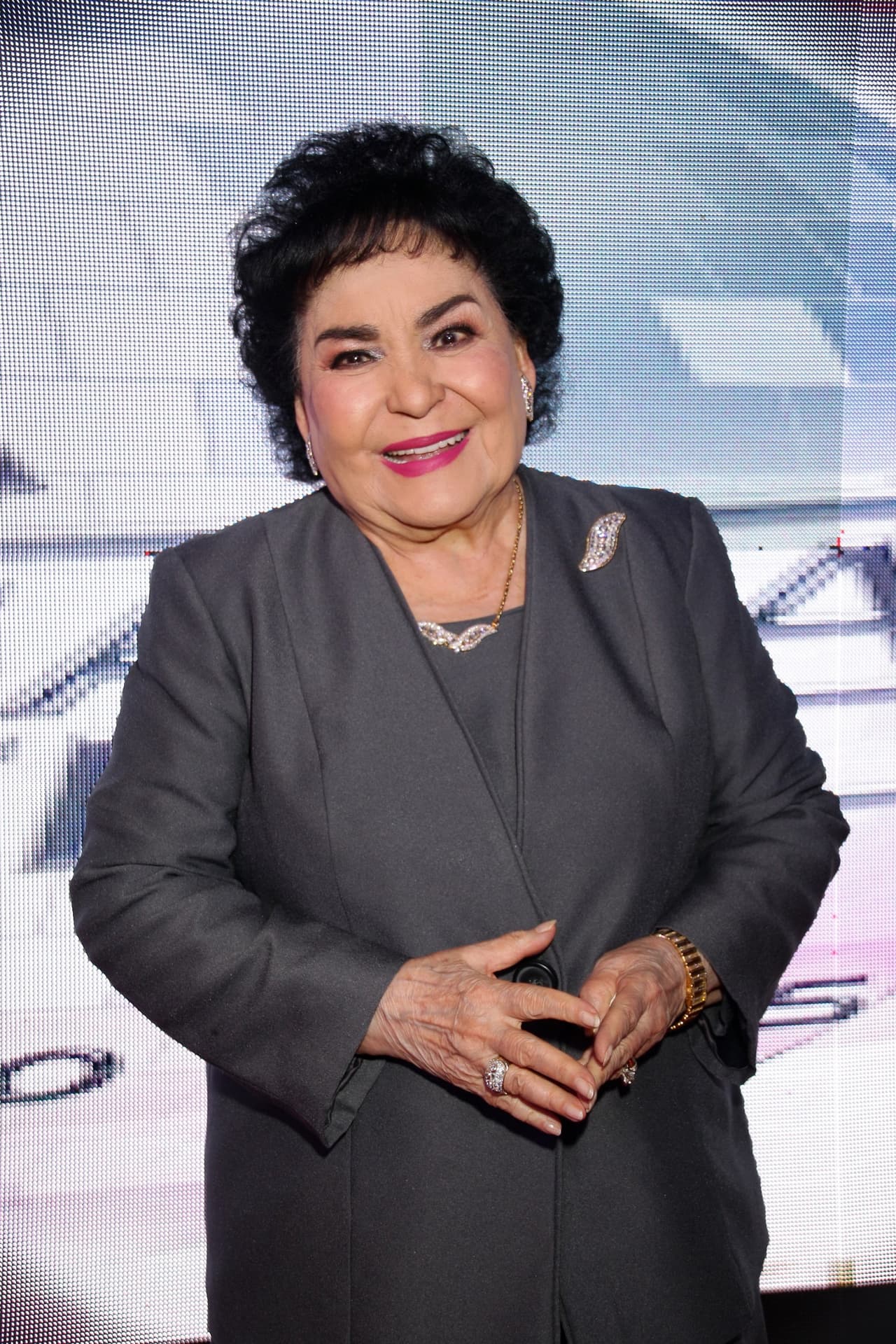 La primera actriz Carmen Salinas forma de este elenco, luego de participar en el éxito televisivo ‘Mi Marido Tiene Más Familia’.