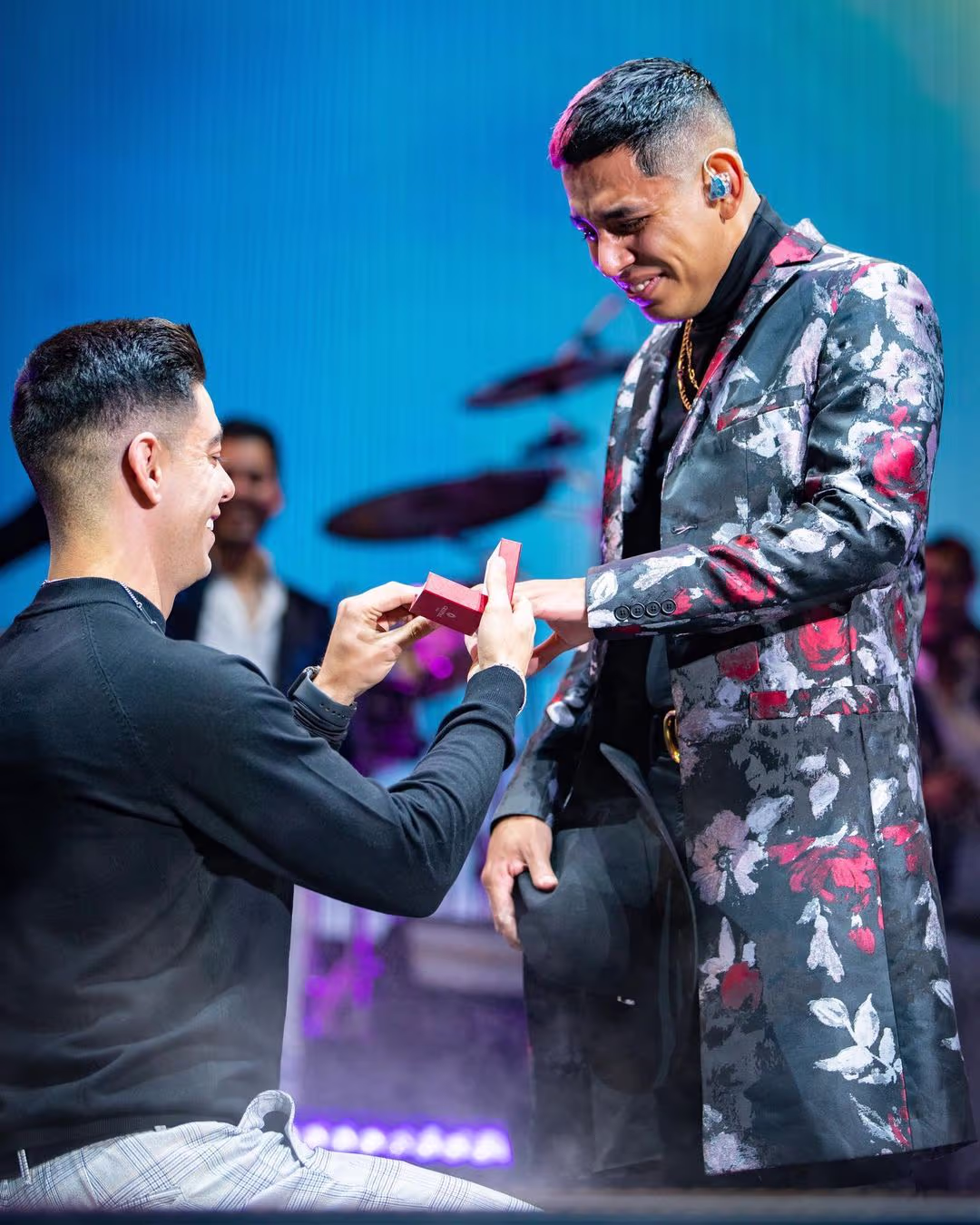 Jhonny Caz: su novio le pide matrimonio en pleno concierto de Grupo Firme